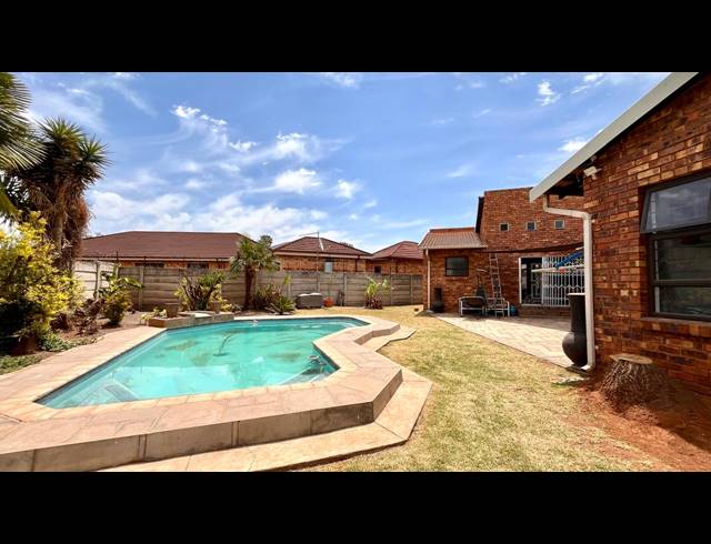 4 BEDROOM HOUSE FOR SALE IN DALPARK EXT 1